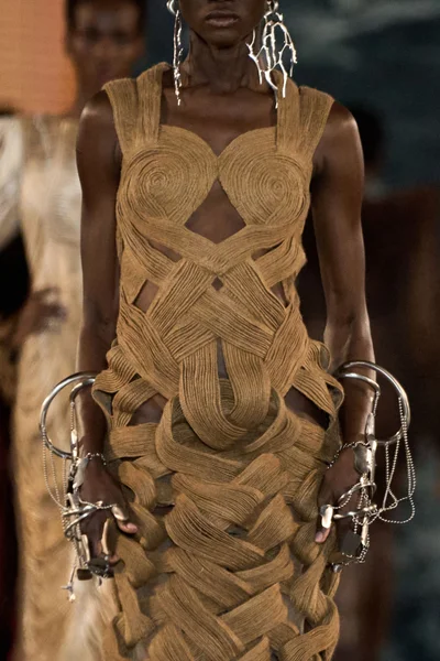 Look 10